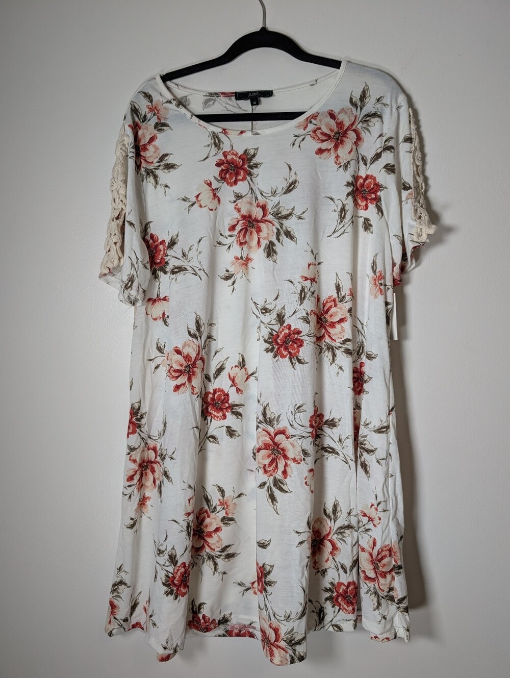 Vibe White Tunic with Red Floral Print NWT Size 3x With Crochet Sleeve
